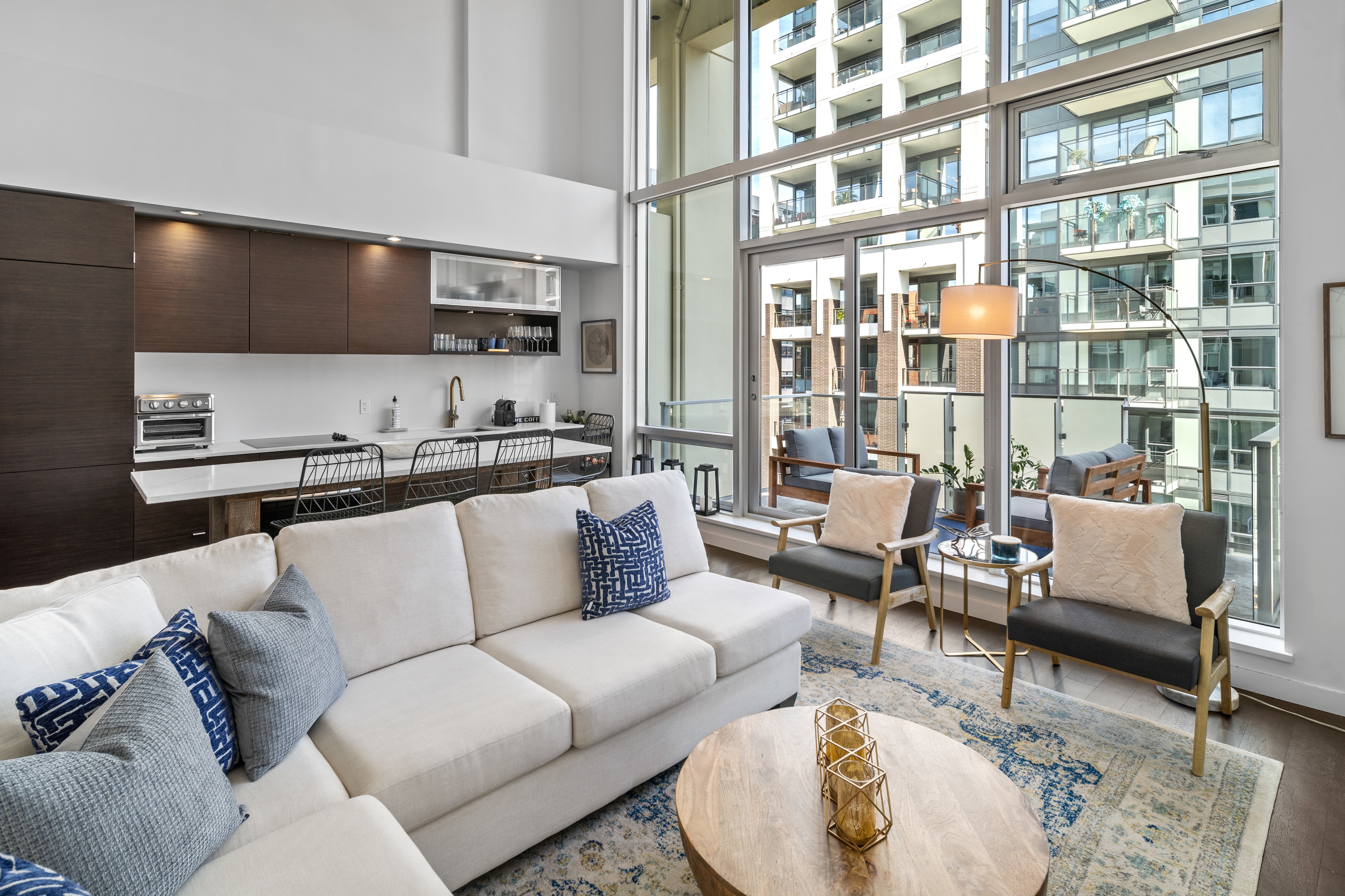 Sophisticated Executive Condo Downtown Victoria